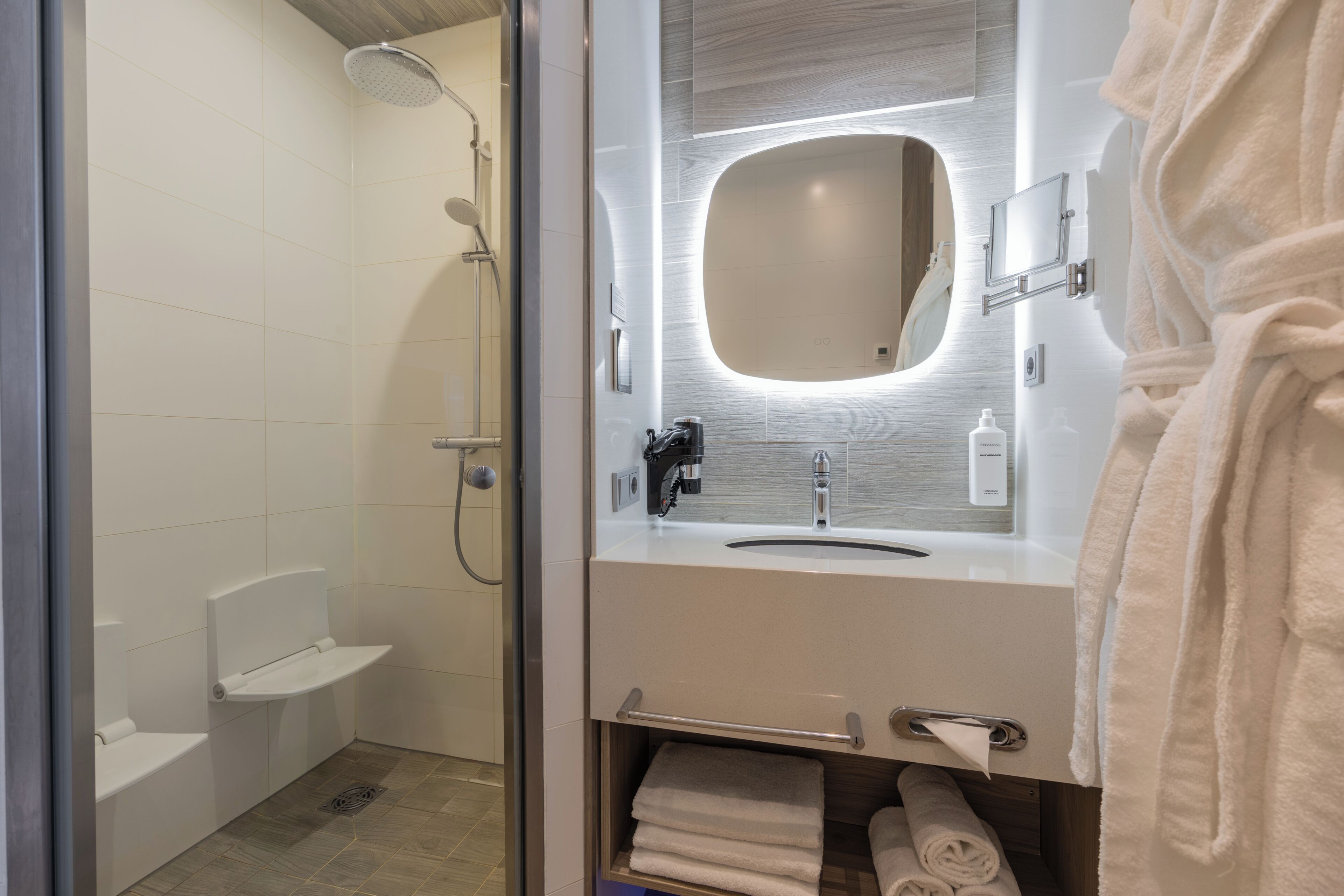Deluxe kamer, meerdere bedden | Badkamer | Milieuvriendelijke toiletartikelen, een haardroger, handdoeken
