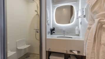 Deluxe kamer, meerdere bedden | Badkamer | Milieuvriendelijke toiletartikelen, een haardroger, handdoeken