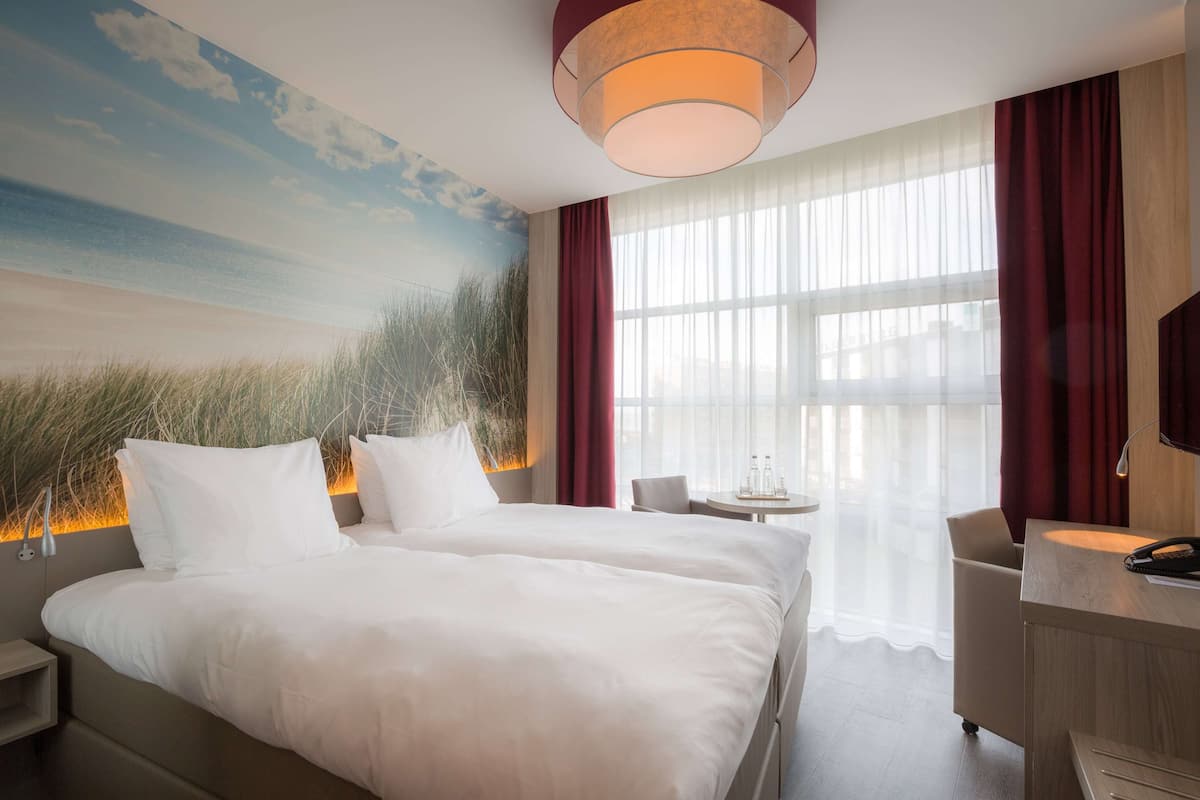 In-room safe, desk, soundproofing, free WiFi