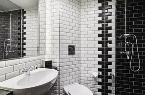 Suihku, sadesuihkupää, ympäristöystävälliset hygieniatuotteet