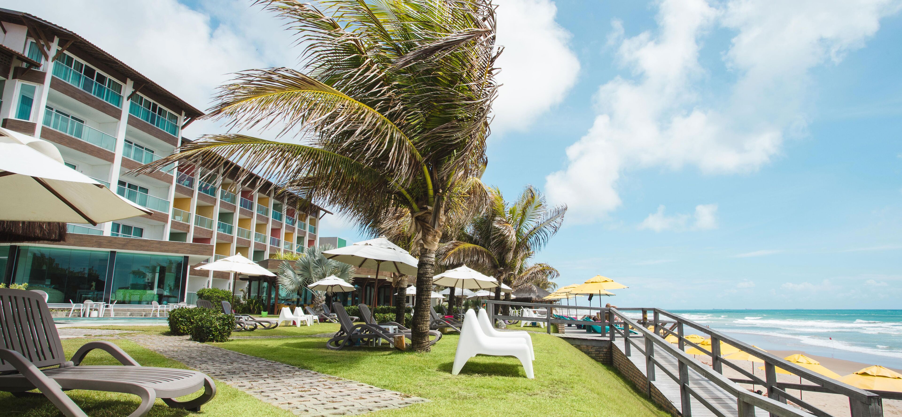 Een resort met een zwembad, ligbedden en parasols.