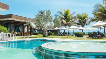 Piscina externa, guarda-sóis, espreguiçadeiras