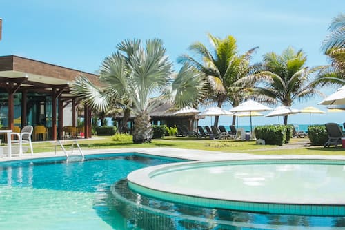 Piscina externa, guarda-sóis, espreguiçadeiras