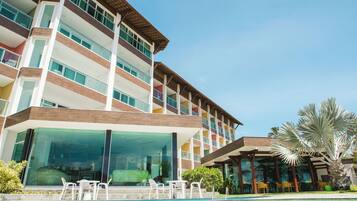 Piscina externa, guarda-sóis, espreguiçadeiras