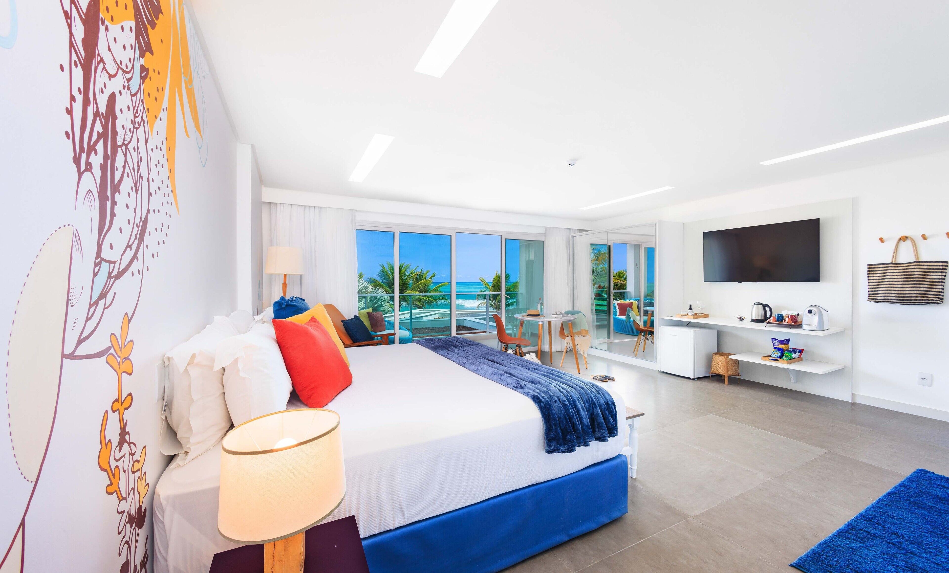 Super | Minibar, in-room safe, individually decorated, individually furnished