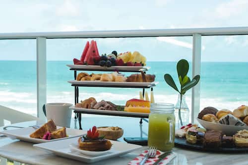 Café da manhã com buffet grátis todos os dias