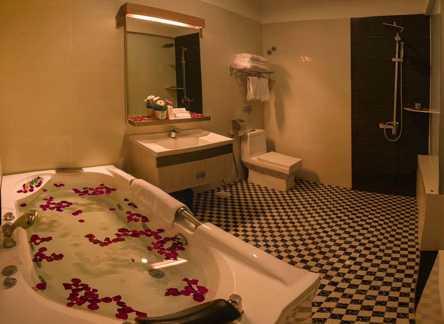 Elegant Suite | Bathroom | Shower, hair dryer, slippers, bidet
