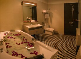 Suite | Kamar mandi | Shower, pengering rambut, sandal, dan kloset
