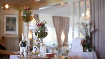 Una mesa de comedor con jarrones y figuritas de vidrio decorativas.