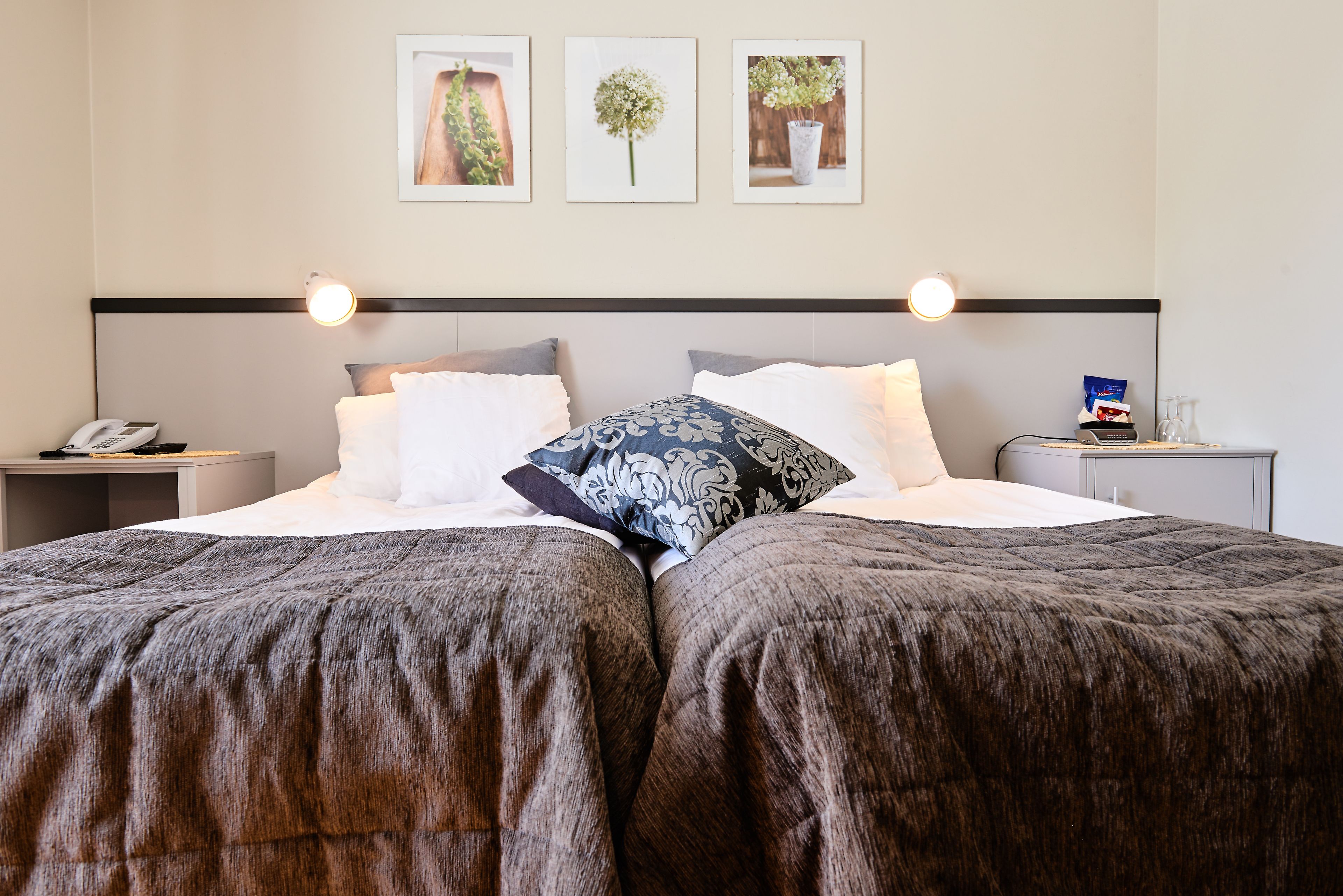 standard twin room, 2 single beds | 1 bedroom, minibar, in-room safe, desk