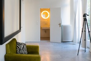 Honeymoon Suite, 1 Queen Bed, City View (Suite) | Living room