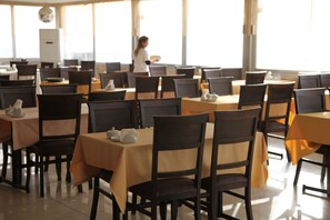 Petit déjeuner, déjeuner et dîner servis sur place