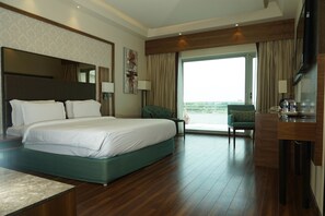 Quarto luxo | Frigobar, cofres nos quartos, escrivaninha, Wi-Fi de cortesia