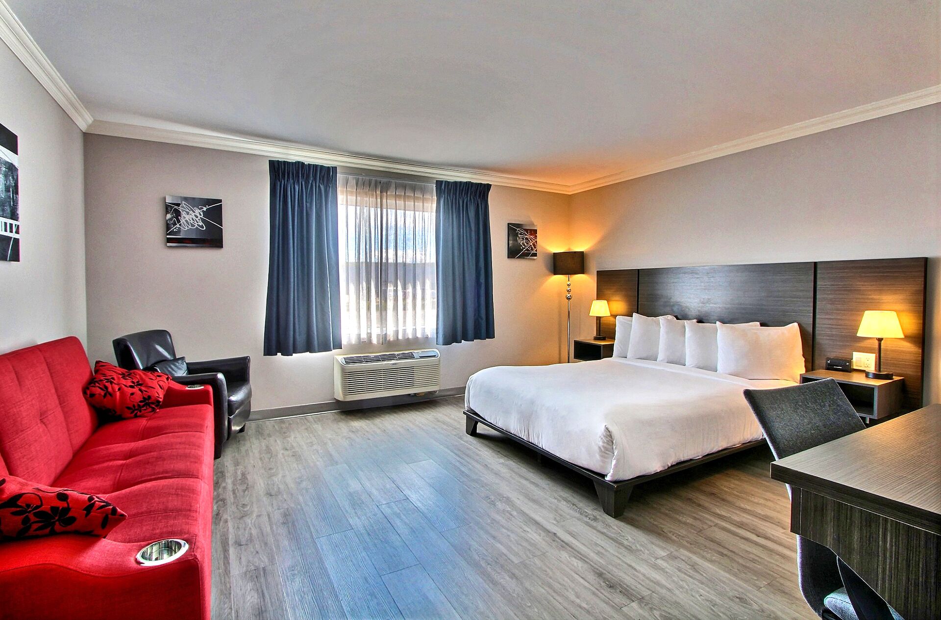 Meja kerja, ruang kerja ramah laptop, dan tirai kedap cahaya