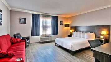 1 sovrum, skrivbord, arbetsyta för laptop och mörkläggningsgardiner