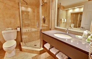 Junior Suite, 1 King Bed with Sofa bed | Bathroom - Hôtel L'Empress (Rimouski)