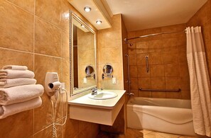 Chambre classique, 1 grand lit et 1 canapé-lit, accessible aux personnes à mobilité réduite | Salle de bain | Articles de toilette (gratuits), séchoir à cheveux, serviettes fournies