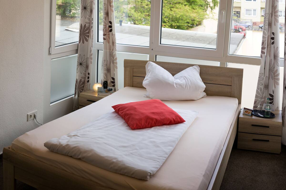 Economy Double Room | Desk, WiFi (free), bed sheets