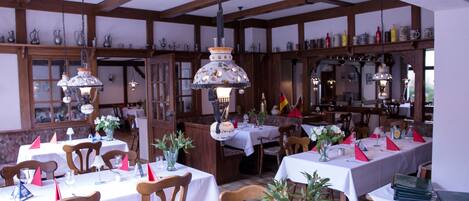 Déjeuner et dîner servis sur place, spécialités Cuisine locale
