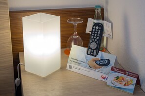 Desk, free WiFi, bed sheets - Hotel Am Theaterplatz (Bremerhaven)