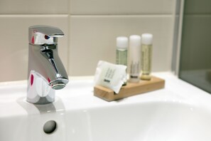 Dusj, hårføner, håndklær og toalettpapir