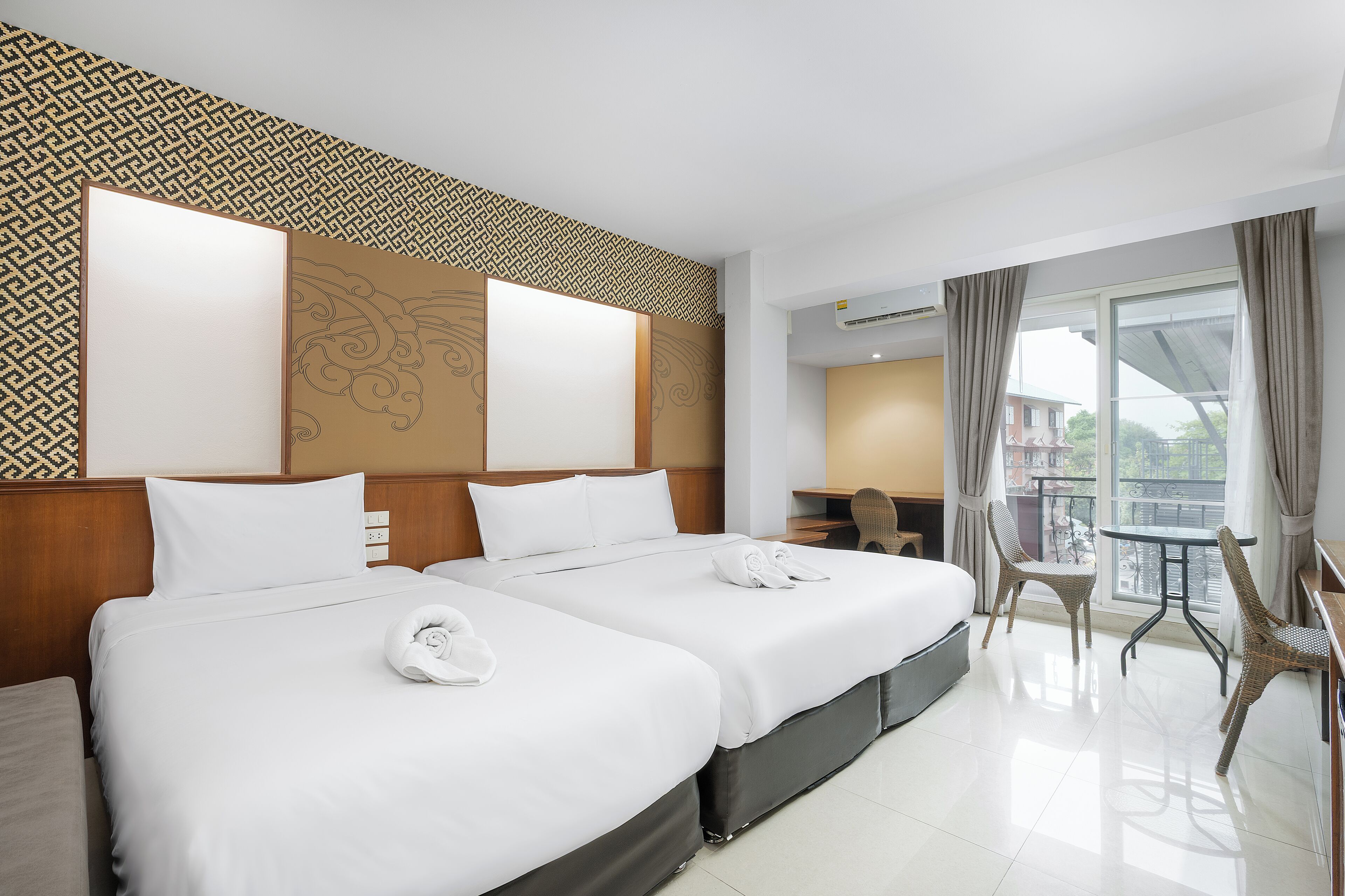 deluxe triple room, multiple beds | minibar, in-room safe, desk, free wifi