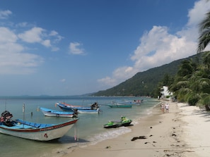 Pantai di sekitar dan handuk pantai