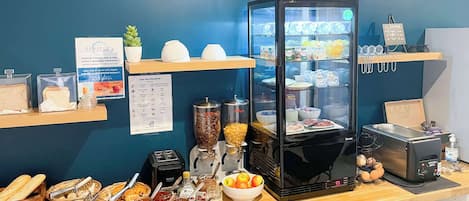 Petit déjeuner buffet (12.90 EUR par personne)