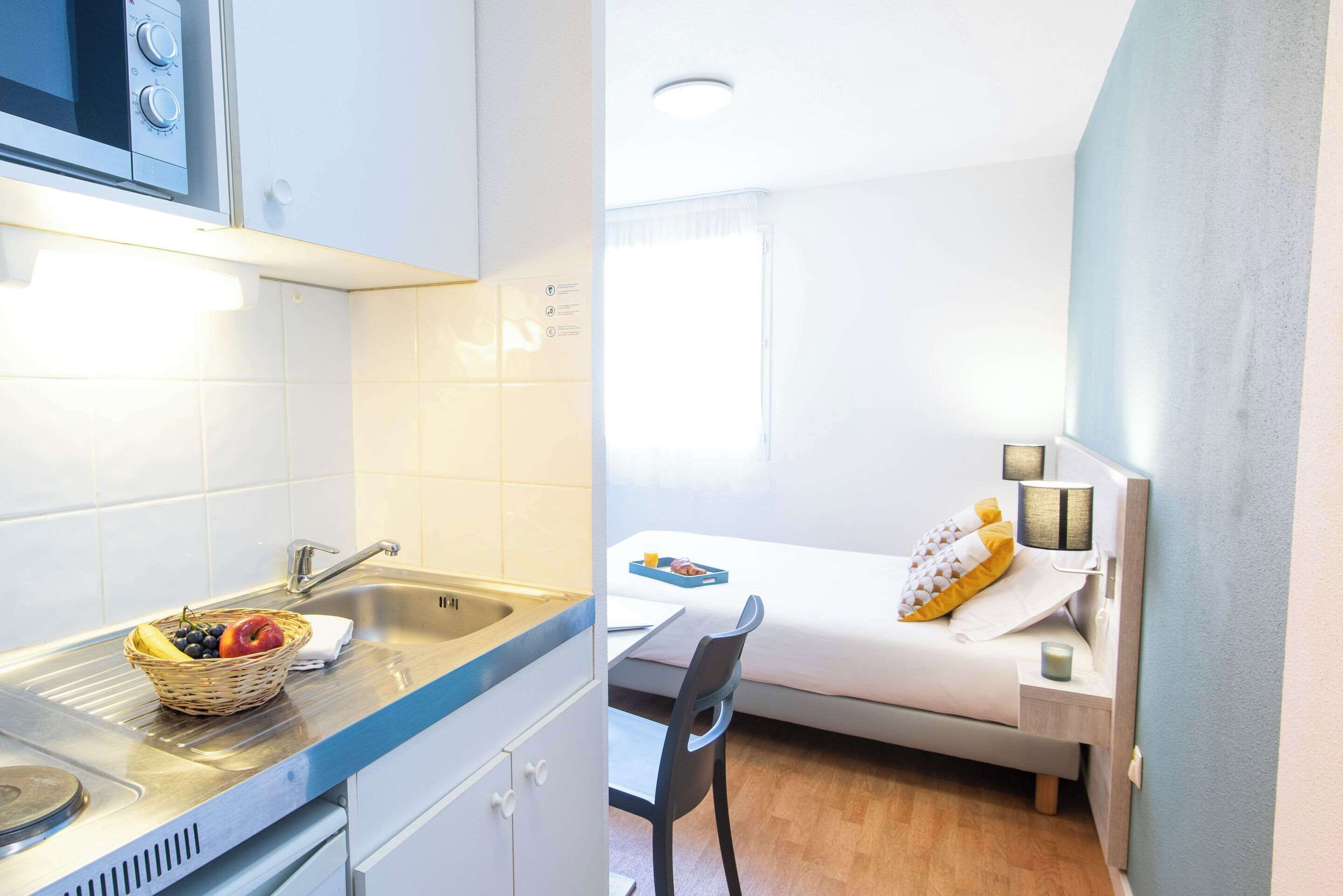 Desk, soundproofing, cribs (free), WiFi (free)