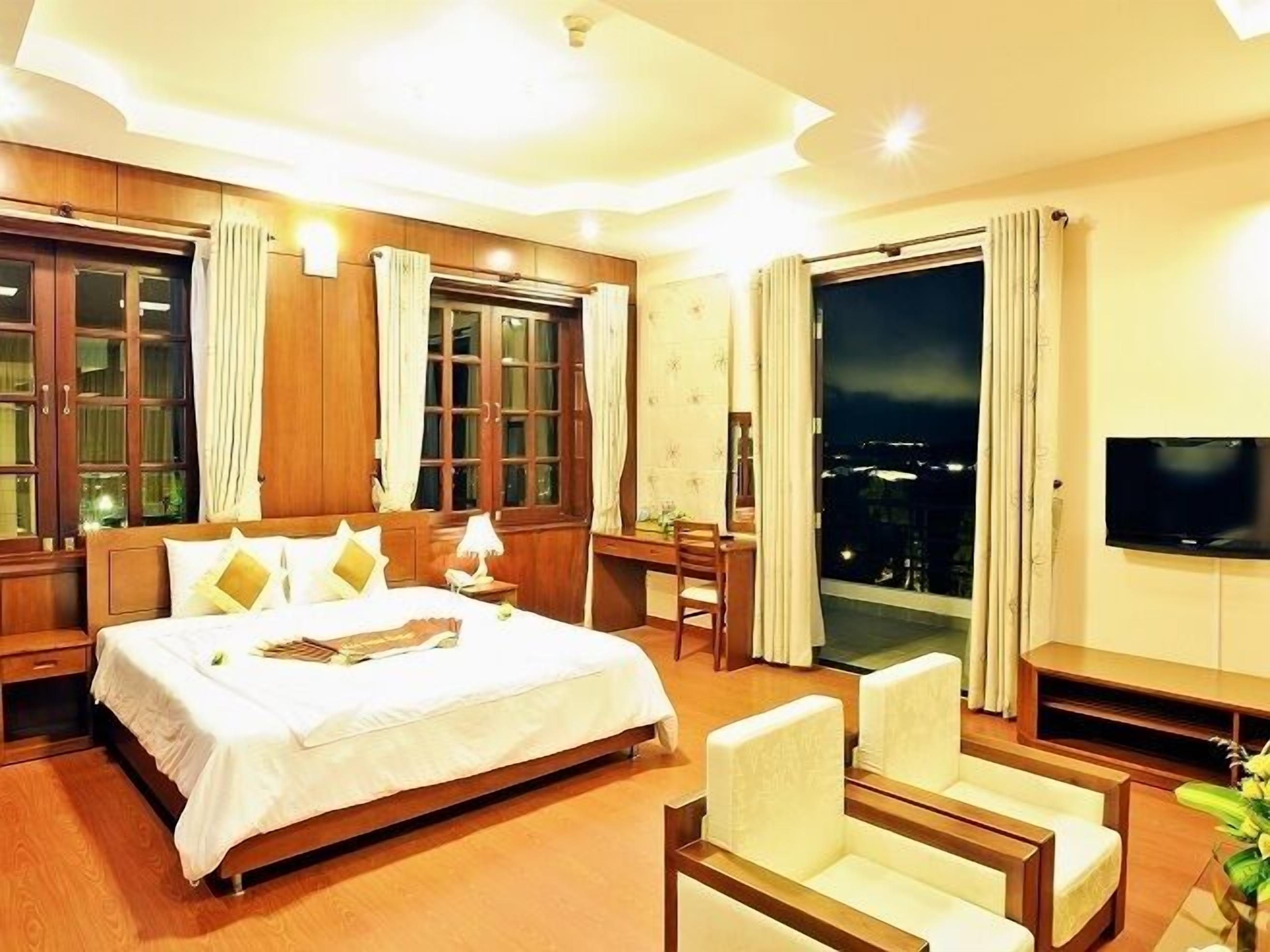 Suite | Minibar, safe på rommet, skrivebord og skrivebord for bærbar PC