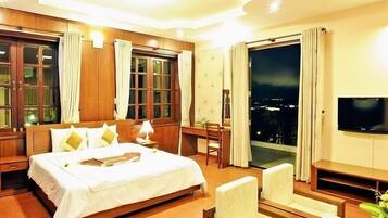 Suite | Minibar, in-room safe, desk, laptop workspace