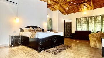 Royal Cottage | Soundproofing, iron/ironing board, free WiFi, bed sheets