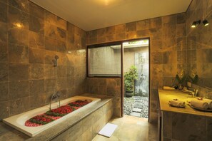 Baignoire et douche séparées, sèche-cheveux, bidet, serviettes fournies