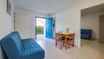 Suite, 2 Bedrooms | Living area
