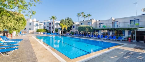 Una piscina al aire libre de temporada (de 08:00 a 20:00), sombrillas