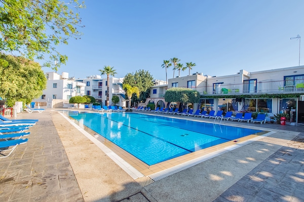 Una piscina al aire libre de temporada (de 08:00 a 20:00), sombrillas