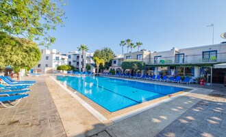 Una piscina al aire libre de temporada (de 08:00 a 20:00), sombrillas