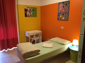 Zimmersafe, individuell dekoriert, Schreibtisch, Bügeleisen/Bügelbrett