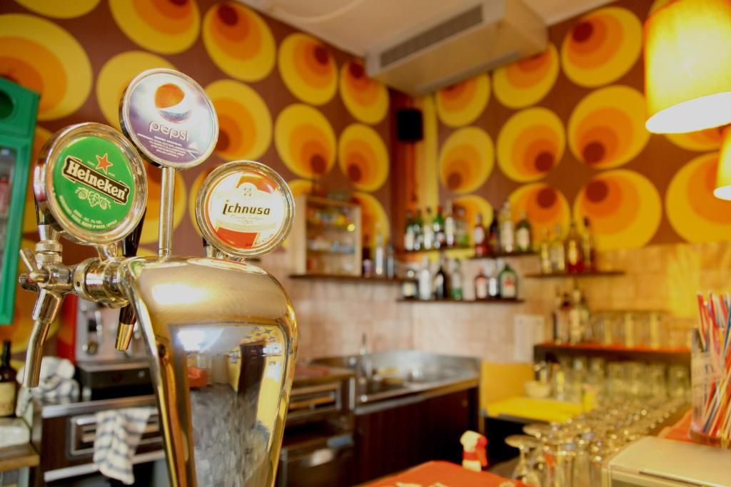 Eine Bar mit Zapfhähnen für Heineken, Pepsi und jchunsa.