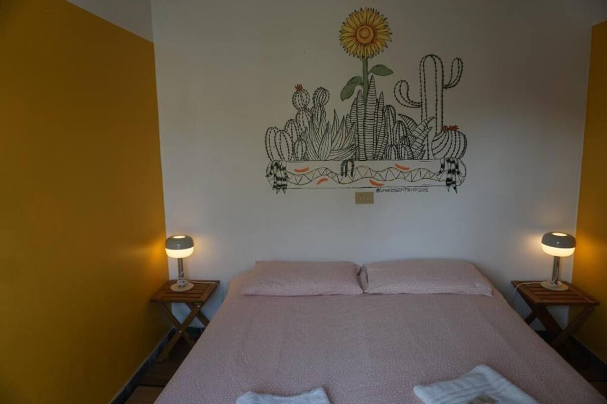 Double room with private bathroom & balcony | Caja fuerte, escritorio, tabla de planchar con plancha y wifi gratis