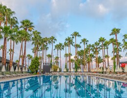 Kapalı yüzme havuzu, sezonluk açık havuz, havuz şemsiyeleri, şezlonglar 