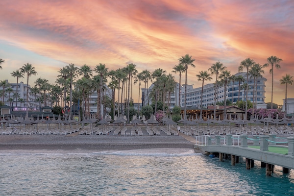 Privatstrand, Liegestühle, Sonnenschirme, Strandtücher
