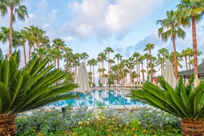 A pool surrounded by palm trees and a clear sky. - Meryan Hotel - All Inclusive (Alanya)