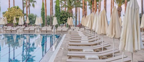 Piscine couverte, piscine extérieure (ouverte en saison)