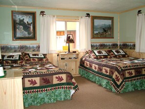 Quadruple Room | Individually decorated, individually furnished, free WiFi, bed sheets - Glacier Haven Inn (Essex)
