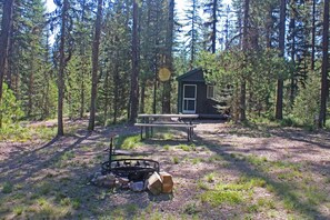 Dry Cabin | Individually decorated, individually furnished, free WiFi, bed sheets - Glacier Haven Inn (Essex)