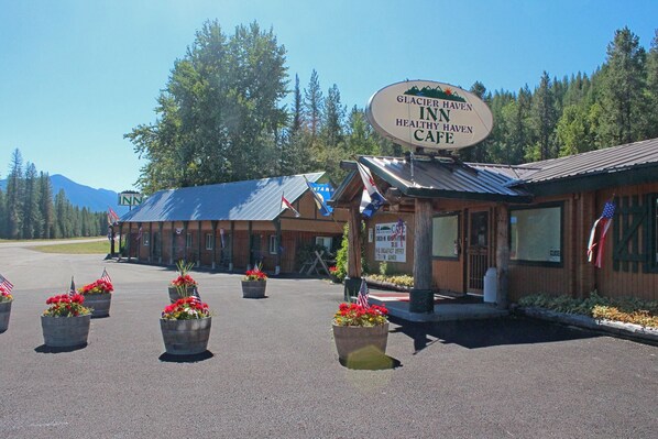 Café - Glacier Haven Inn (Essex)