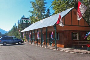 Exterior - Glacier Haven Inn (Essex)