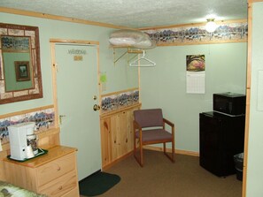 Living area - Glacier Haven Inn (Essex)