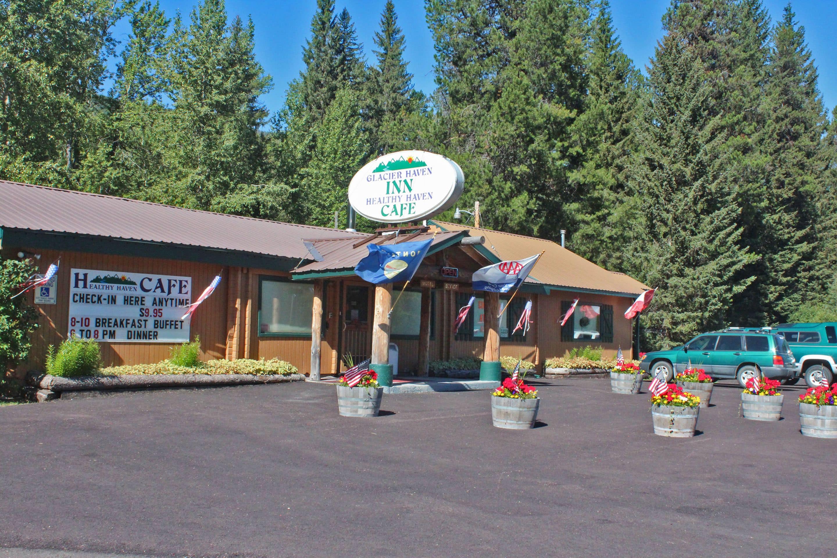 A Glacier Haven Inn cafe with a sign indicating breakfast buffet from 8-10 AM and dinner from 6-9 PM.